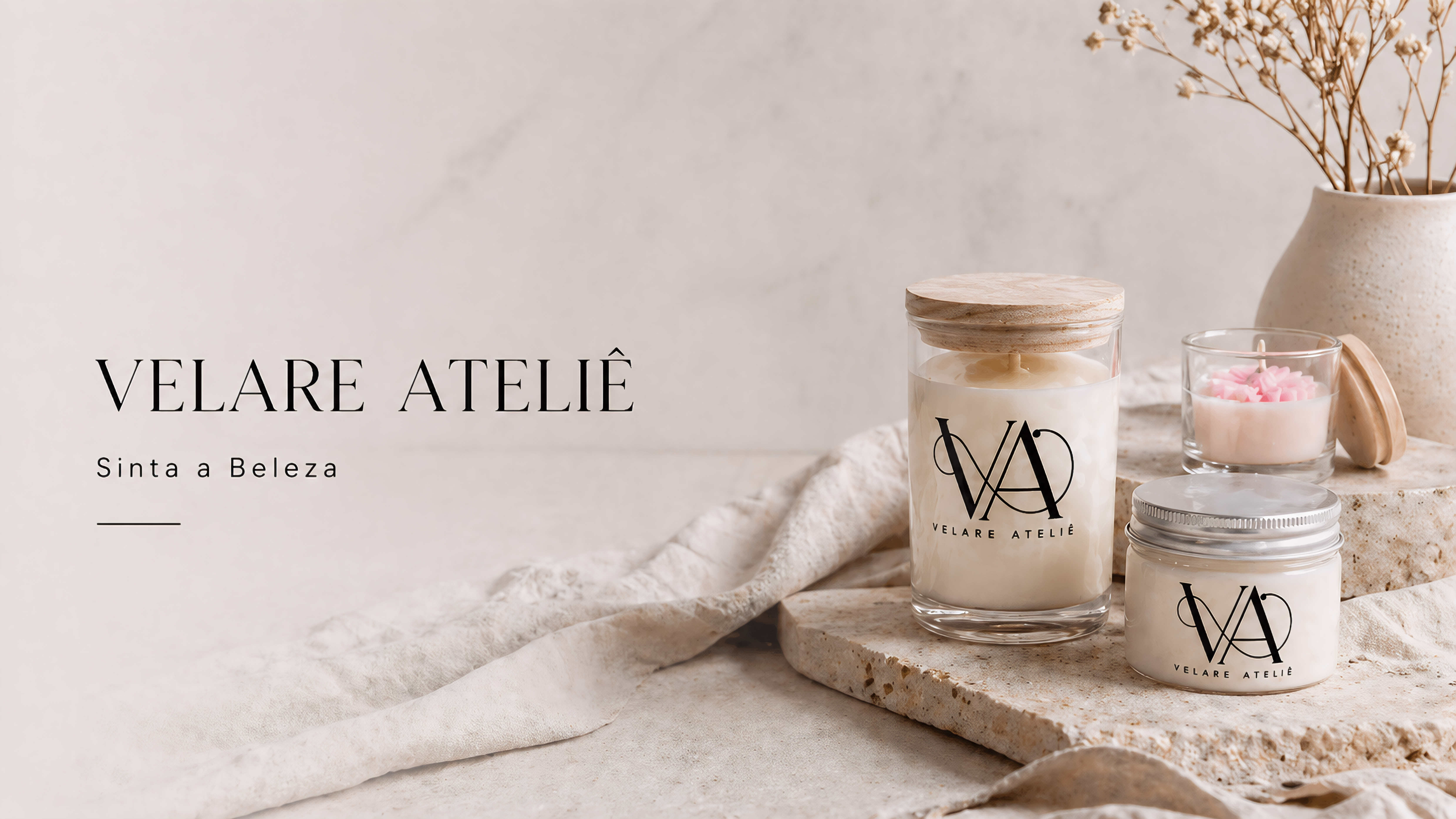 Velare Ateliê — três velas com logo VA, vasinho com gypsophila e tecido de linho sobre travertino, com a inscrição Sinta a Beleza